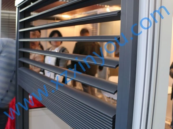 戶外升降式百葉窗